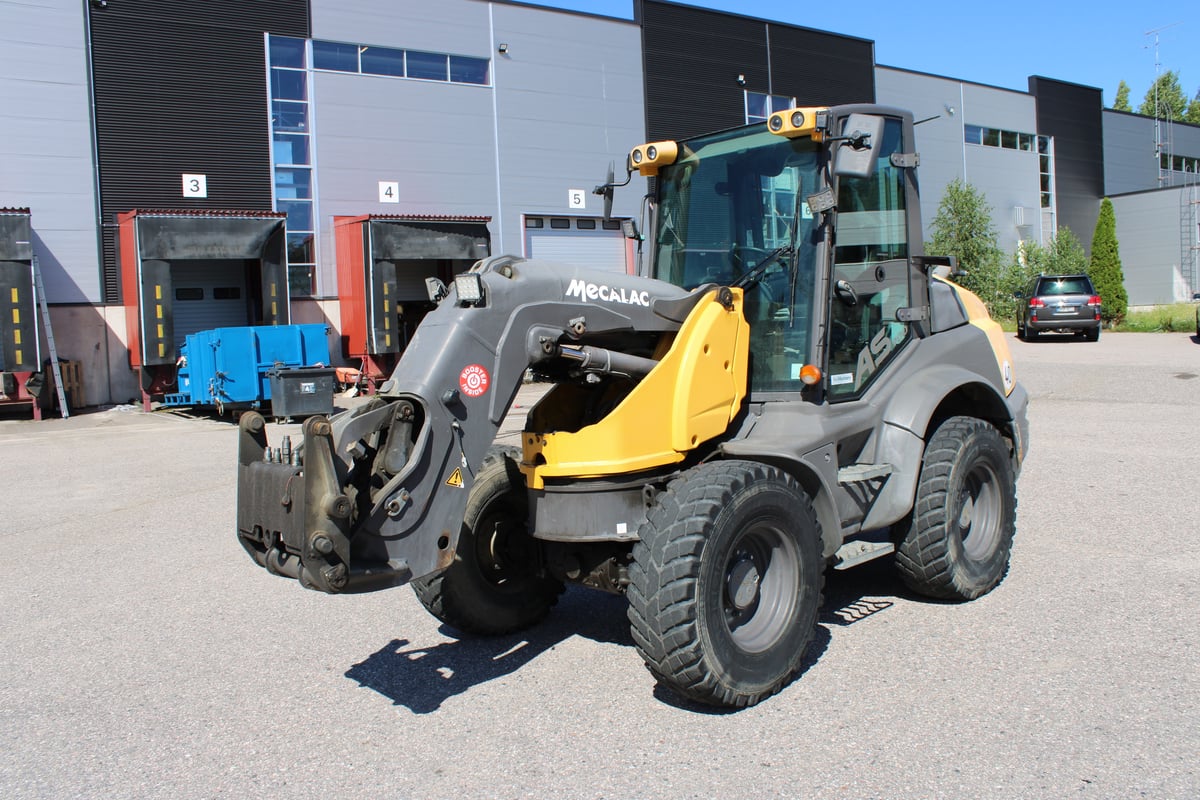 MECALAC AS900, -19 PYÖRÄKUORMAAJA, KÄÄNTYVÄ PUOMI (993-EAV)