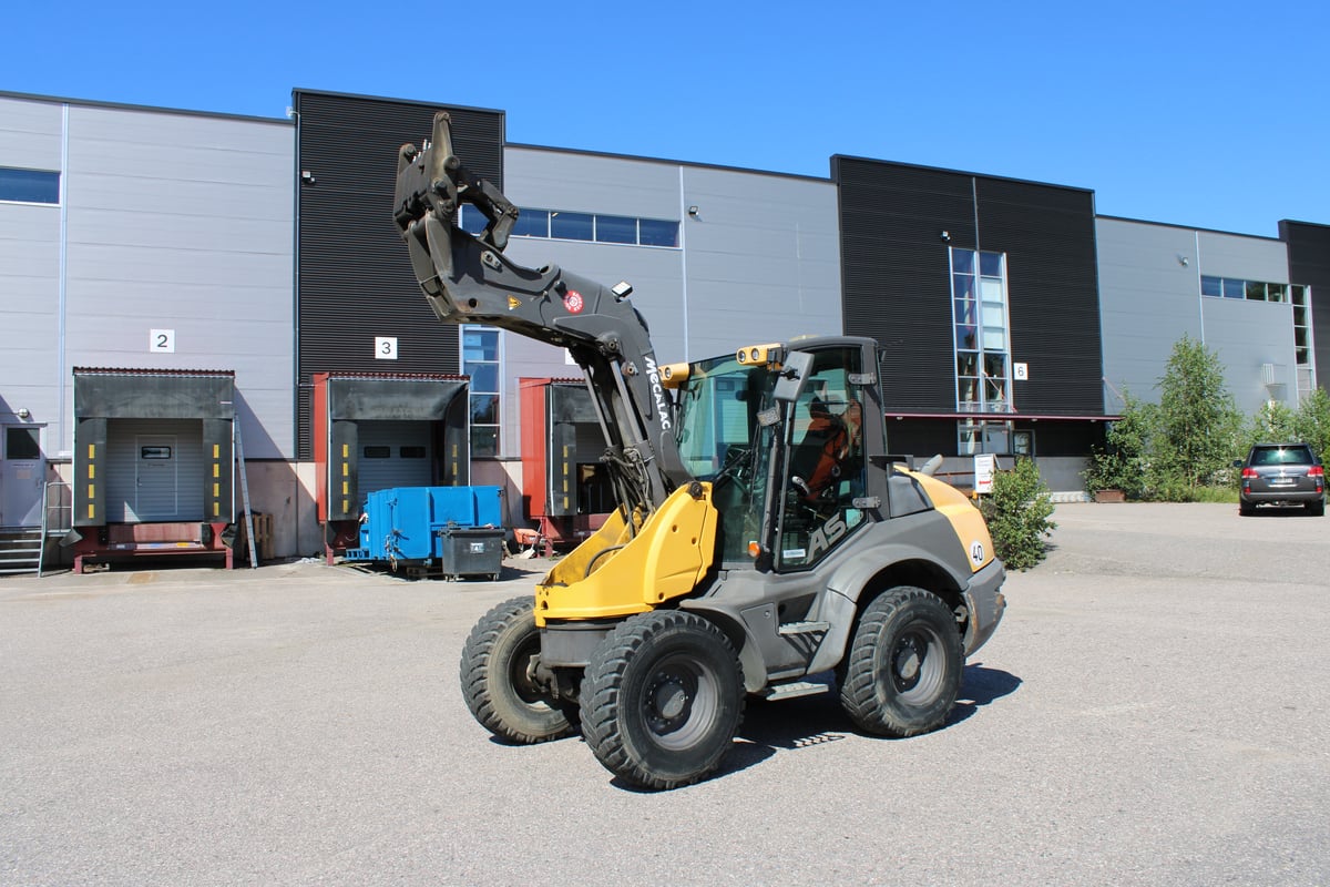 MECALAC AS900, -19 PYÖRÄKUORMAAJA, KÄÄNTYVÄ PUOMI (993-EAV)