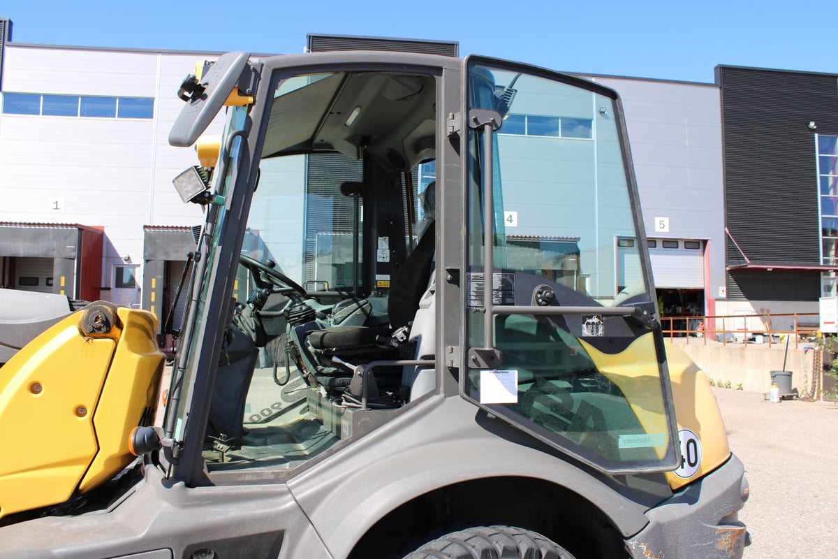 MECALAC AS900, -19 PYÖRÄKUORMAAJA, KÄÄNTYVÄ PUOMI (993-EAV)