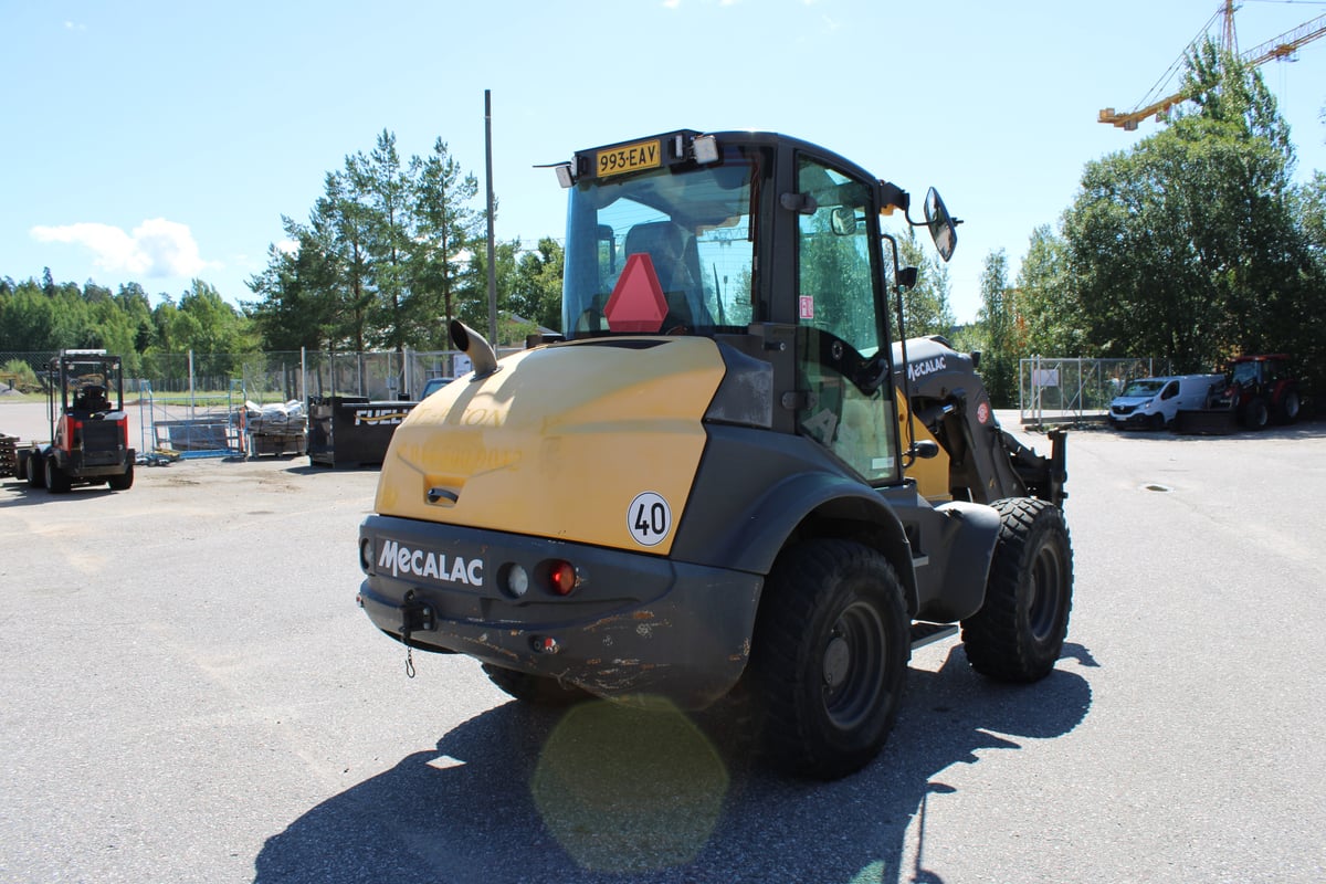 MECALAC AS900, -19 PYÖRÄKUORMAAJA, KÄÄNTYVÄ PUOMI (993-EAV)