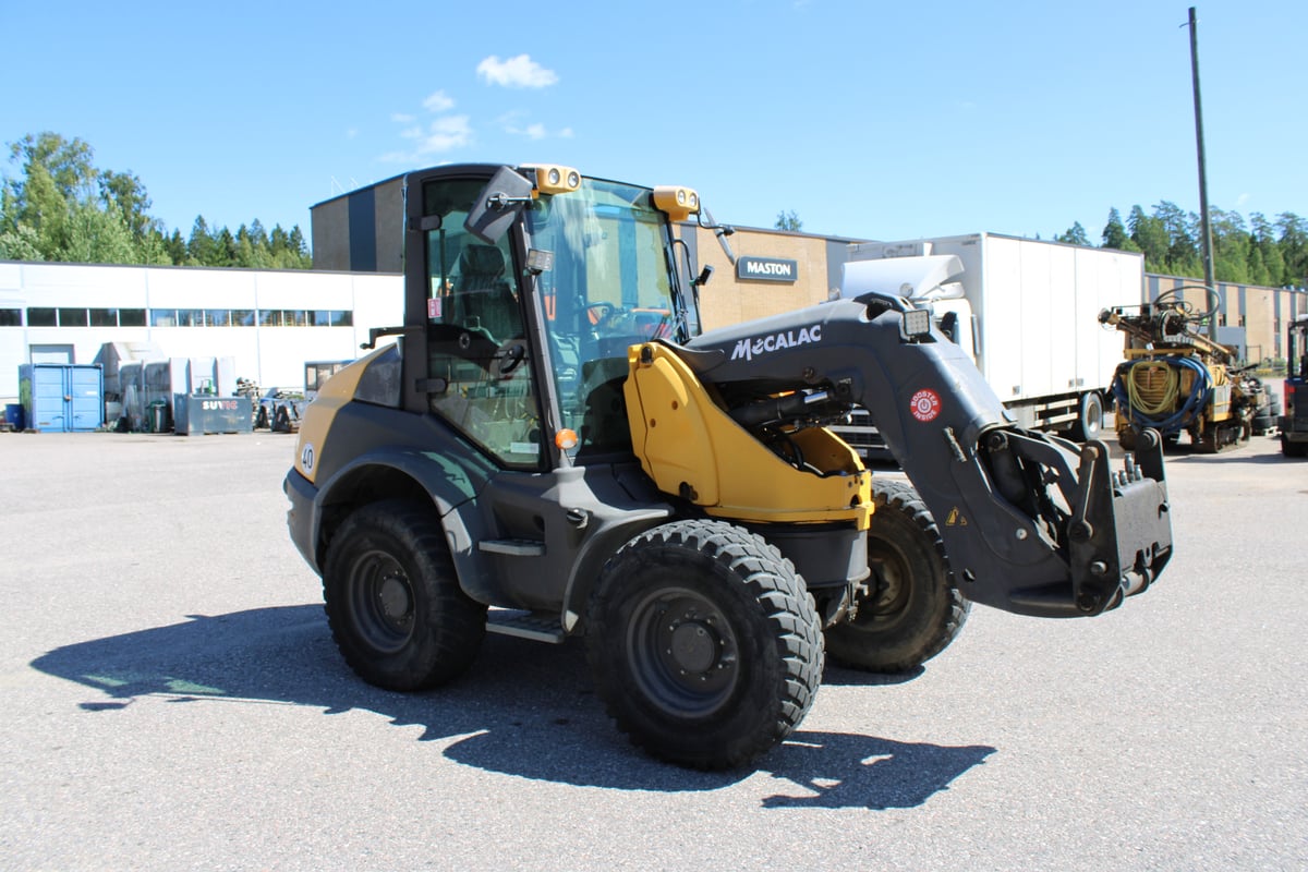 MECALAC AS900, -19 PYÖRÄKUORMAAJA, KÄÄNTYVÄ PUOMI (993-EAV)