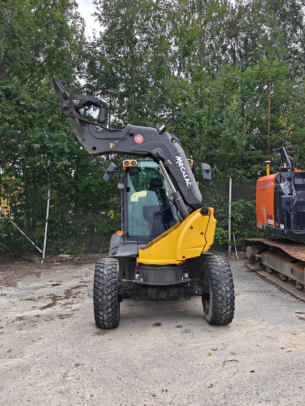 MECALAC AS900, -19 PYÖRÄKUORMAAJA, KÄÄNTYVÄ PUOMI (993-EAV)