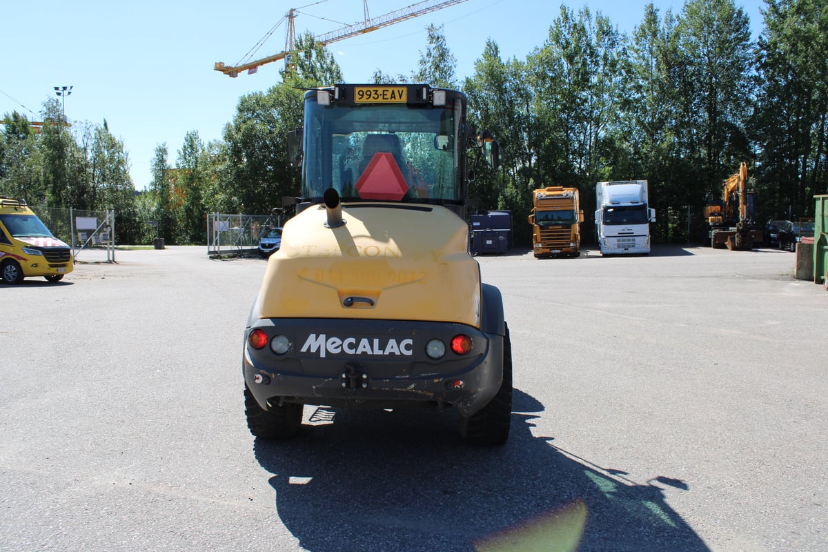 MECALAC AS900, -19 PYÖRÄKUORMAAJA, KÄÄNTYVÄ PUOMI (993-EAV)