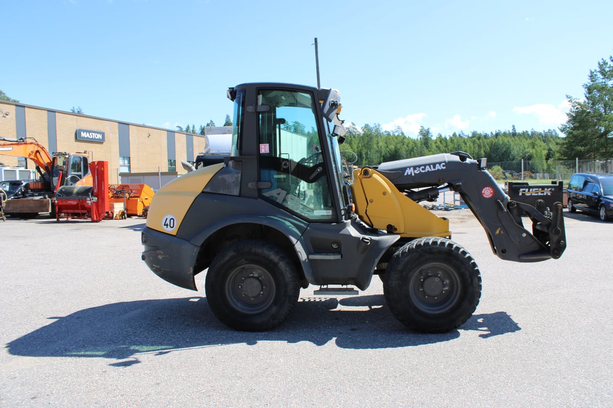 MECALAC AS900, -19 PYÖRÄKUORMAAJA, KÄÄNTYVÄ PUOMI (993-EAV)