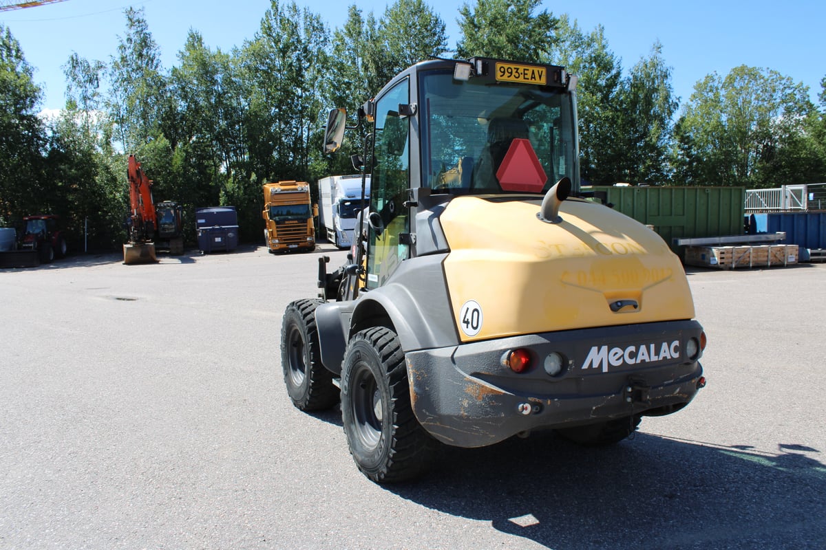 MECALAC AS900, -19 PYÖRÄKUORMAAJA, KÄÄNTYVÄ PUOMI (993-EAV)