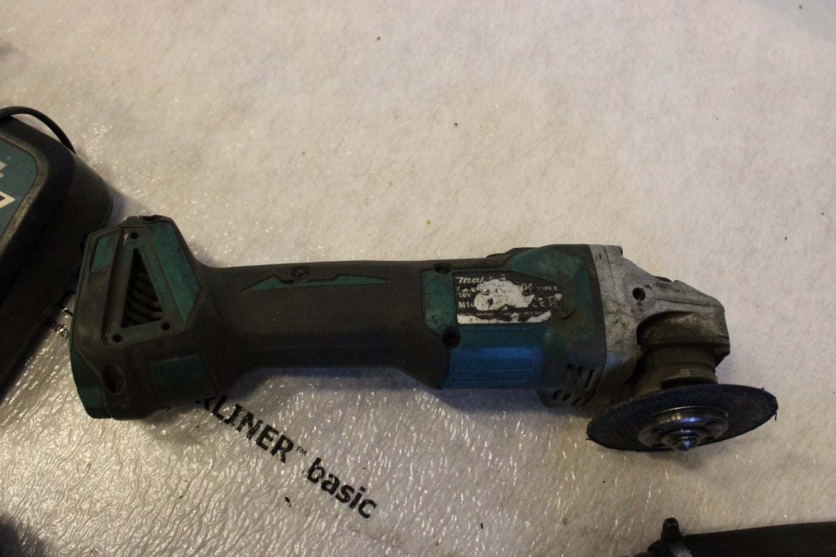 Palteen nostin, Milwaukee mutteriväännin 2 kpl, Makita akkukoneita (AR3)