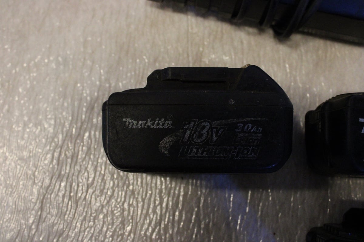Palteen nostin, Milwaukee mutteriväännin 2 kpl, Makita akkukoneita (AR3)