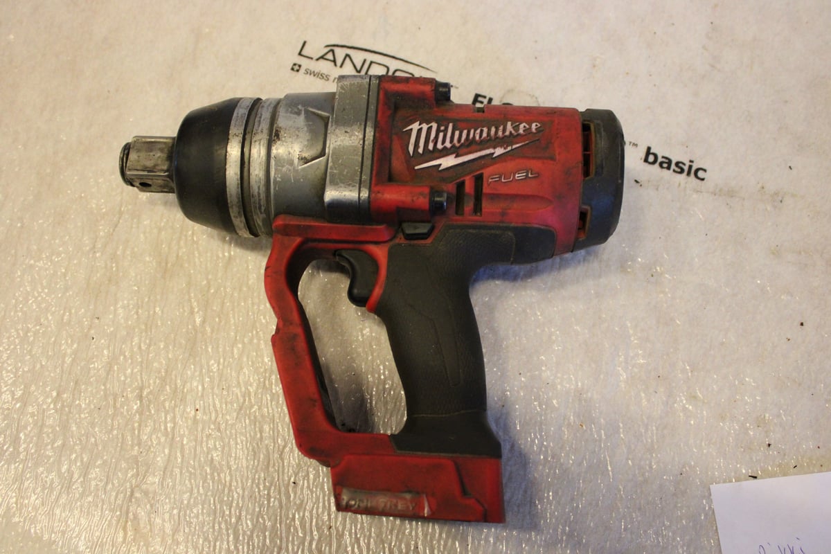 Palteen nostin, Milwaukee mutteriväännin 2 kpl, Makita akkukoneita (AR3)