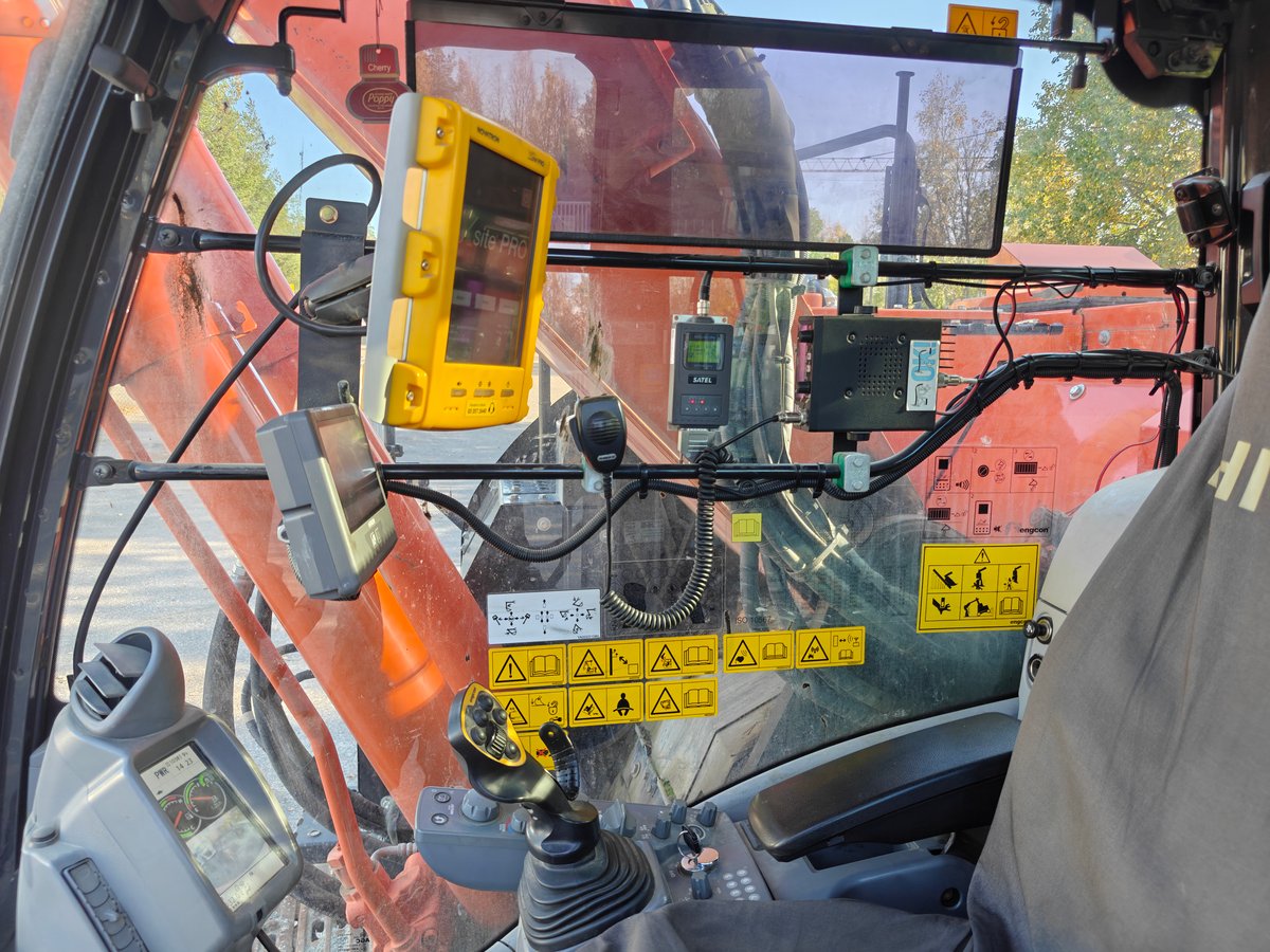 HITACHI ZX225USRLC-6, -18 KAIVINKONE