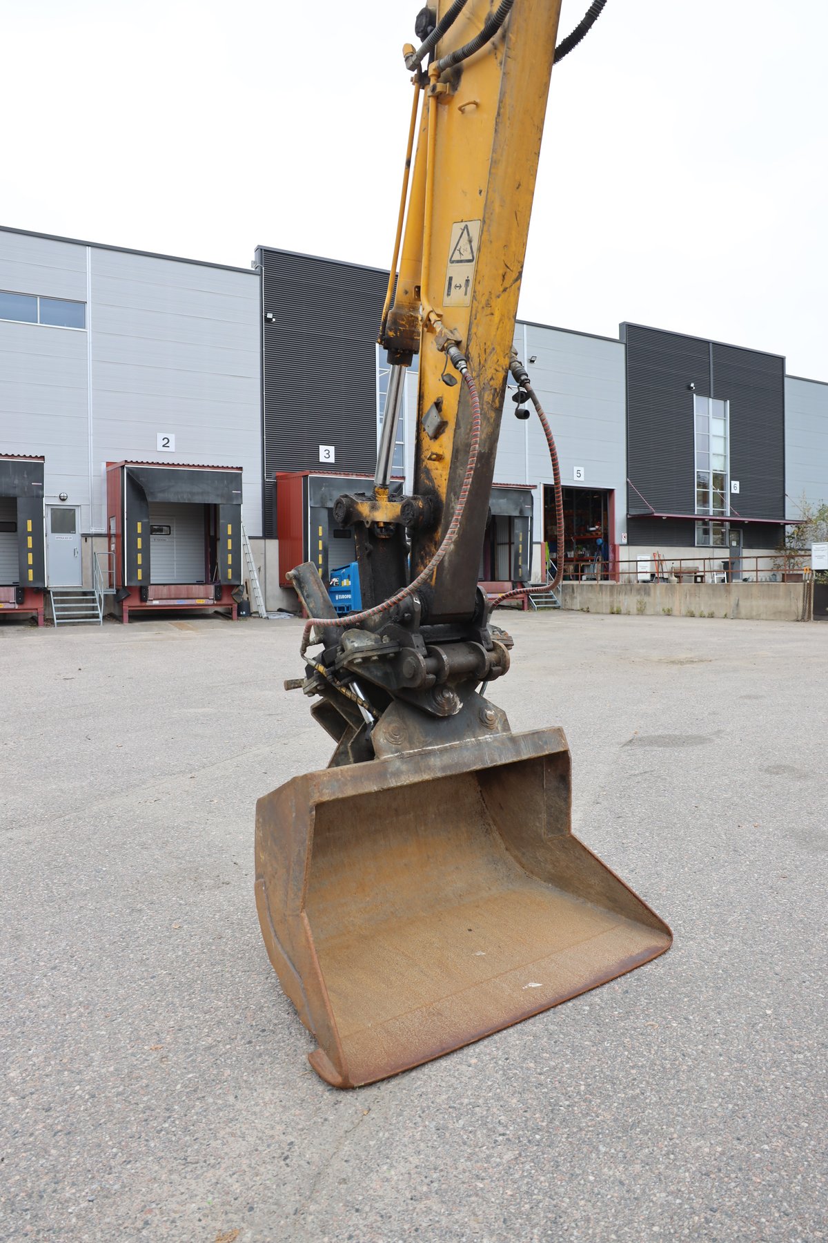 JCB JS130 HD, -04 KAIVINKONE