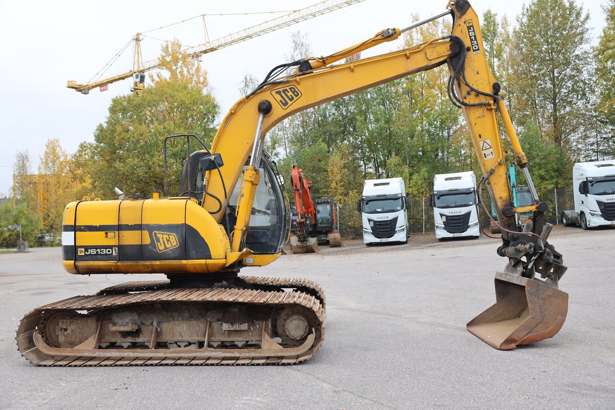 JCB JS130 HD, -04 KAIVINKONE