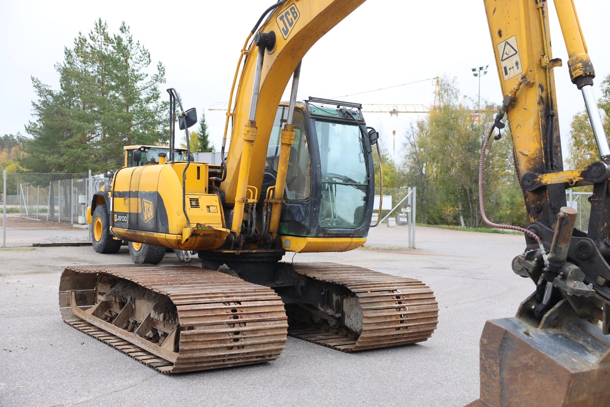 JCB JS130 HD, -04 KAIVINKONE