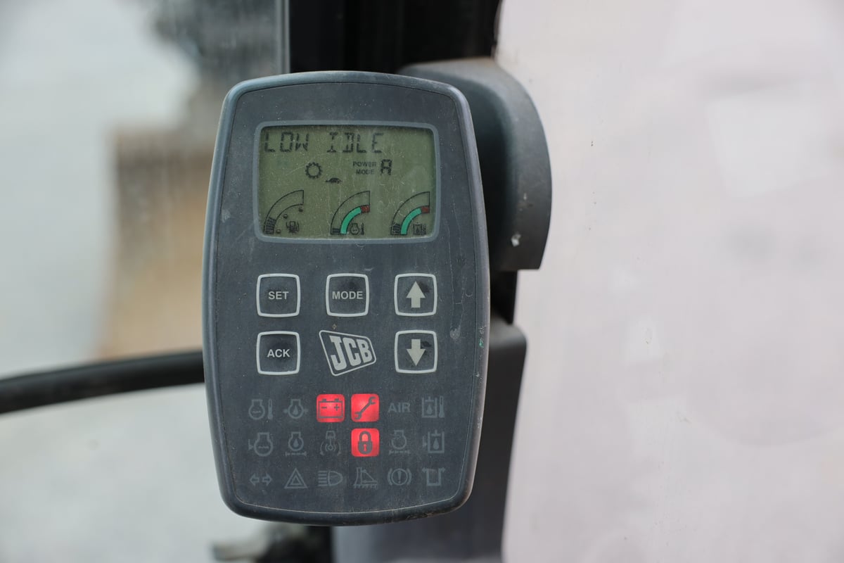 JCB JS130 HD, -04 KAIVINKONE