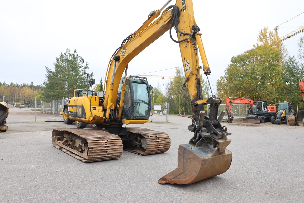JCB JS130 HD, -04 KAIVINKONE