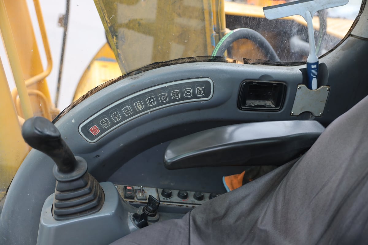 JCB JS130 HD, -04 KAIVINKONE