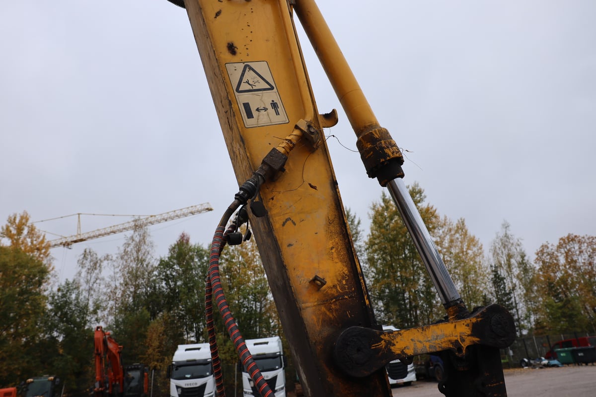 JCB JS130 HD, -04 KAIVINKONE