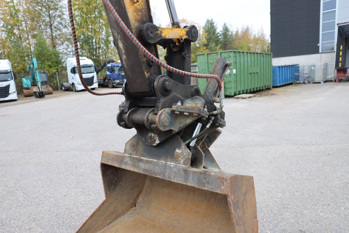 JCB JS130 HD, -04 KAIVINKONE