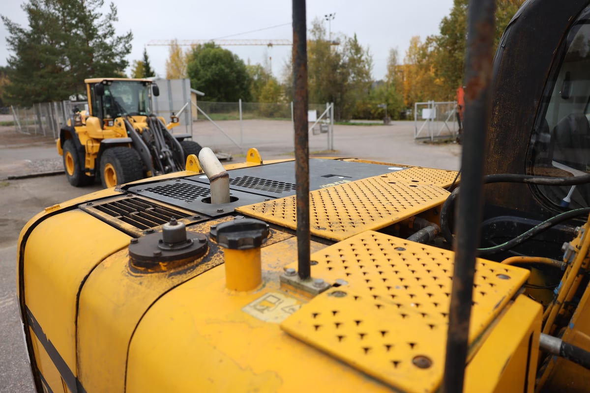 JCB JS130 HD, -04 KAIVINKONE