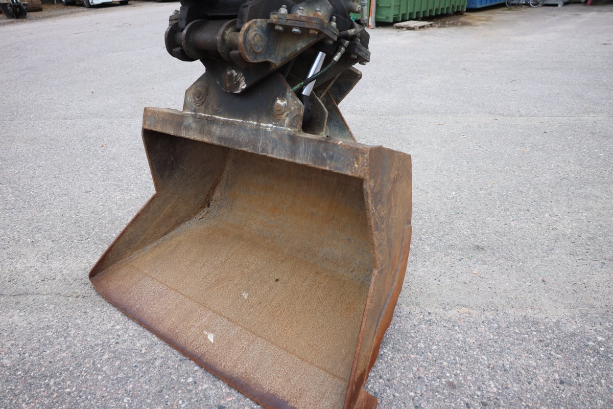 JCB JS130 HD, -04 KAIVINKONE