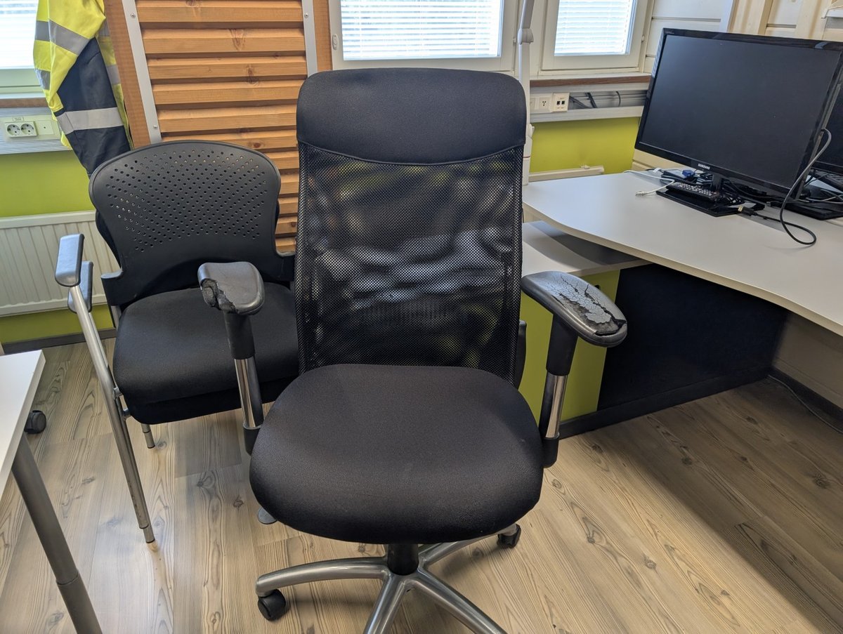 Toimistokalusteita ja näyttöjä