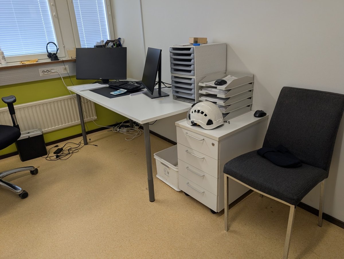 Toimistokalusteita ja näyttöjä