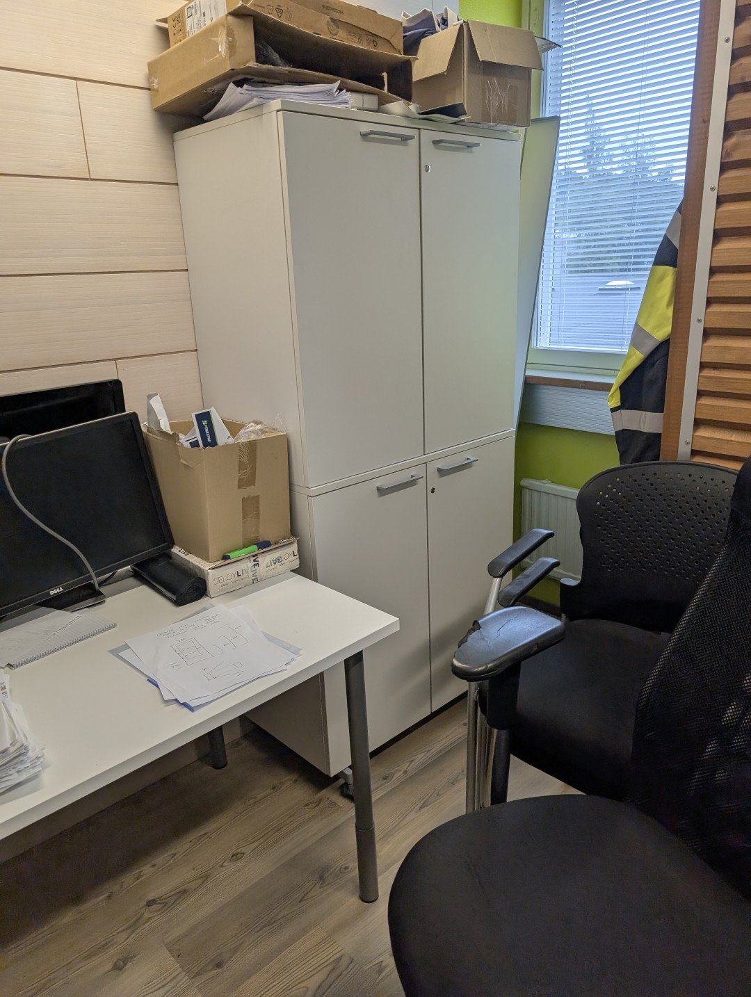 Toimistokalusteita ja näyttöjä