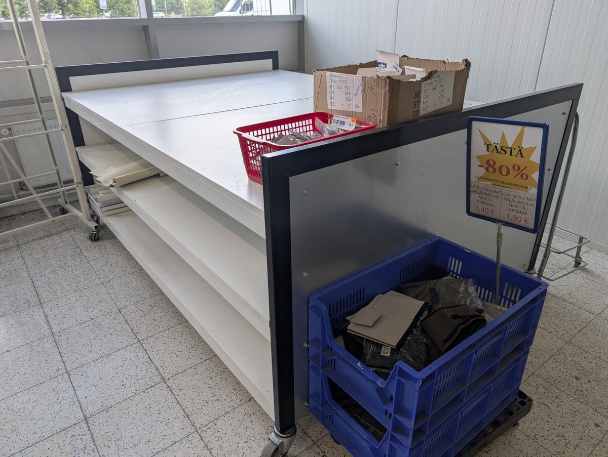 Myymäläkalusteita