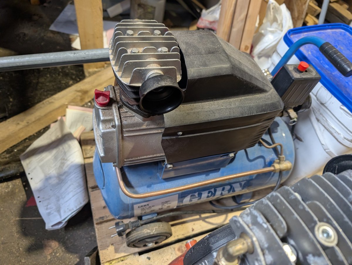 2 kpl paineilmakompressoreita