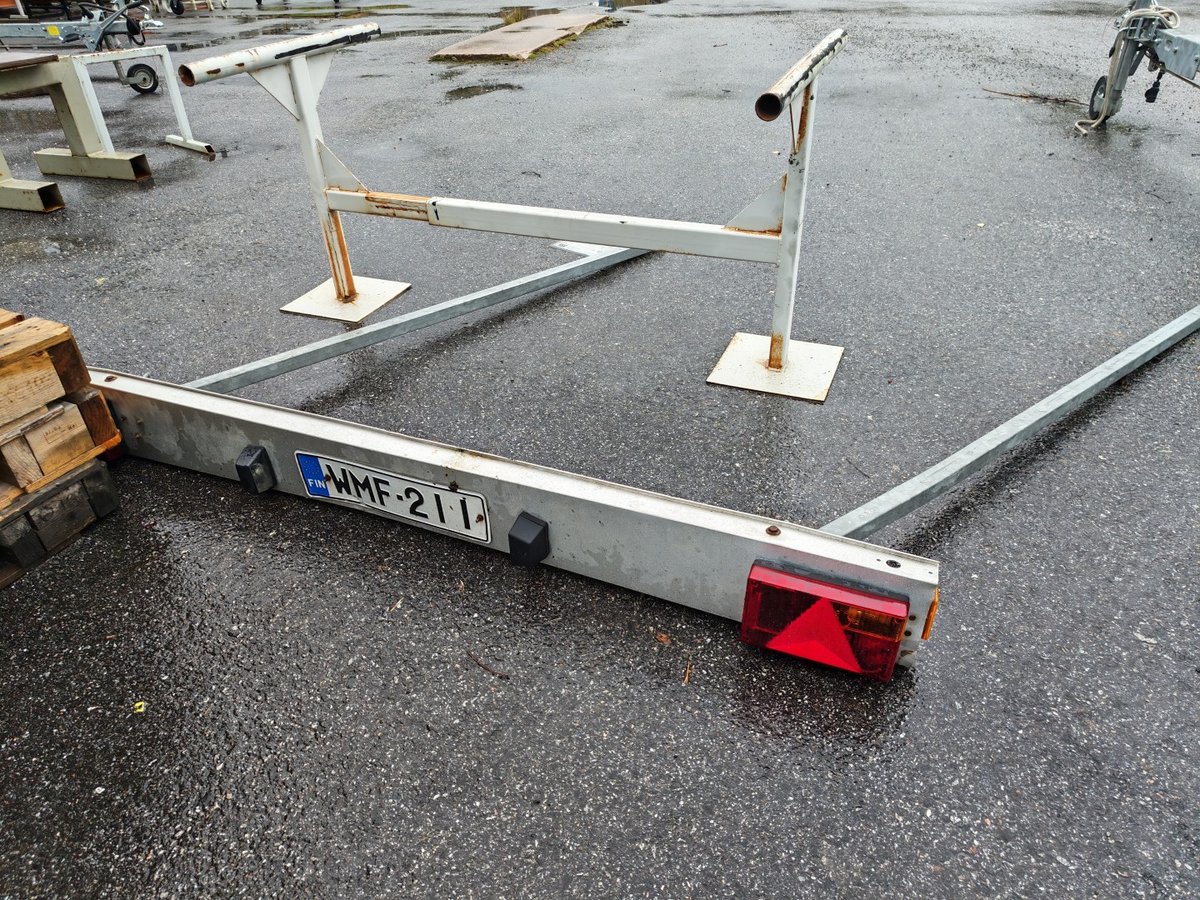 WMF-211 traileri Niewiadow TRAILER POKSI P1310HF, Boat Store Finland Oy konkurssipesä