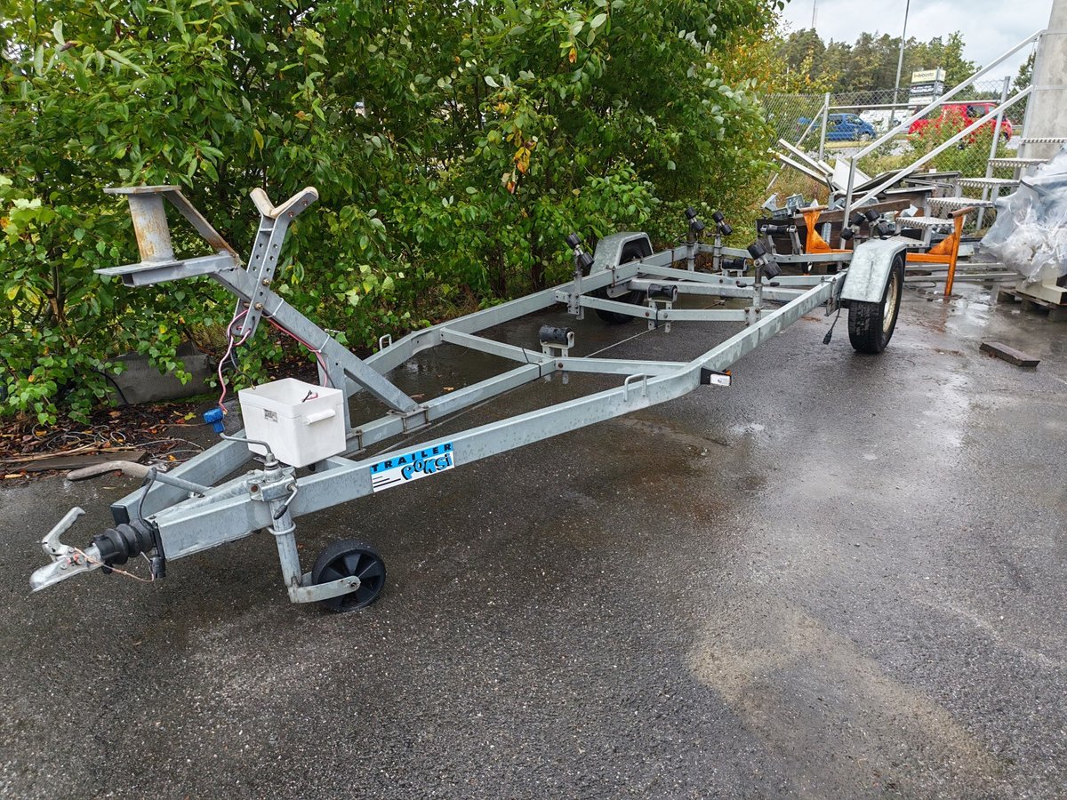 WMF-211 traileri Niewiadow TRAILER POKSI P1310HF, Boat Store Finland Oy konkurssipesä