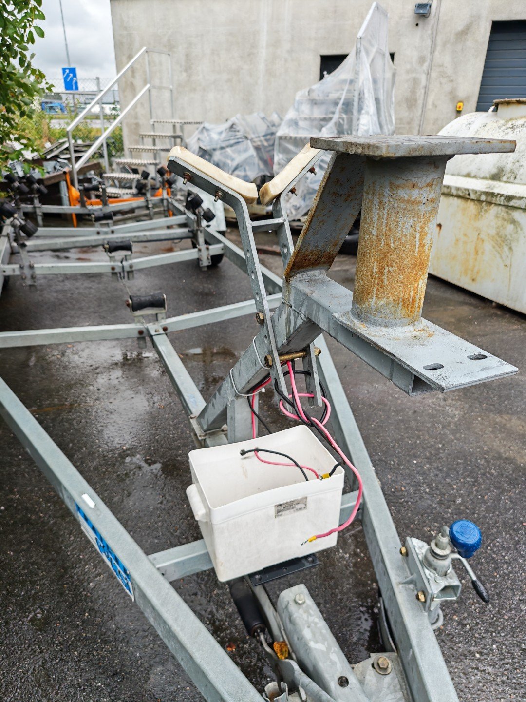 WMF-211 traileri Niewiadow TRAILER POKSI P1310HF, Boat Store Finland Oy konkurssipesä