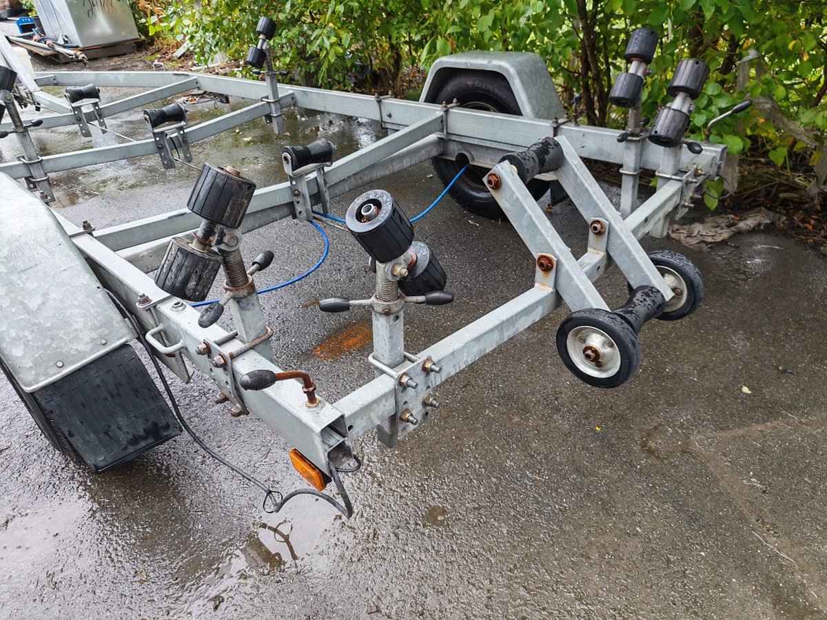 WMF-211 traileri Niewiadow TRAILER POKSI P1310HF, Boat Store Finland Oy konkurssipesä