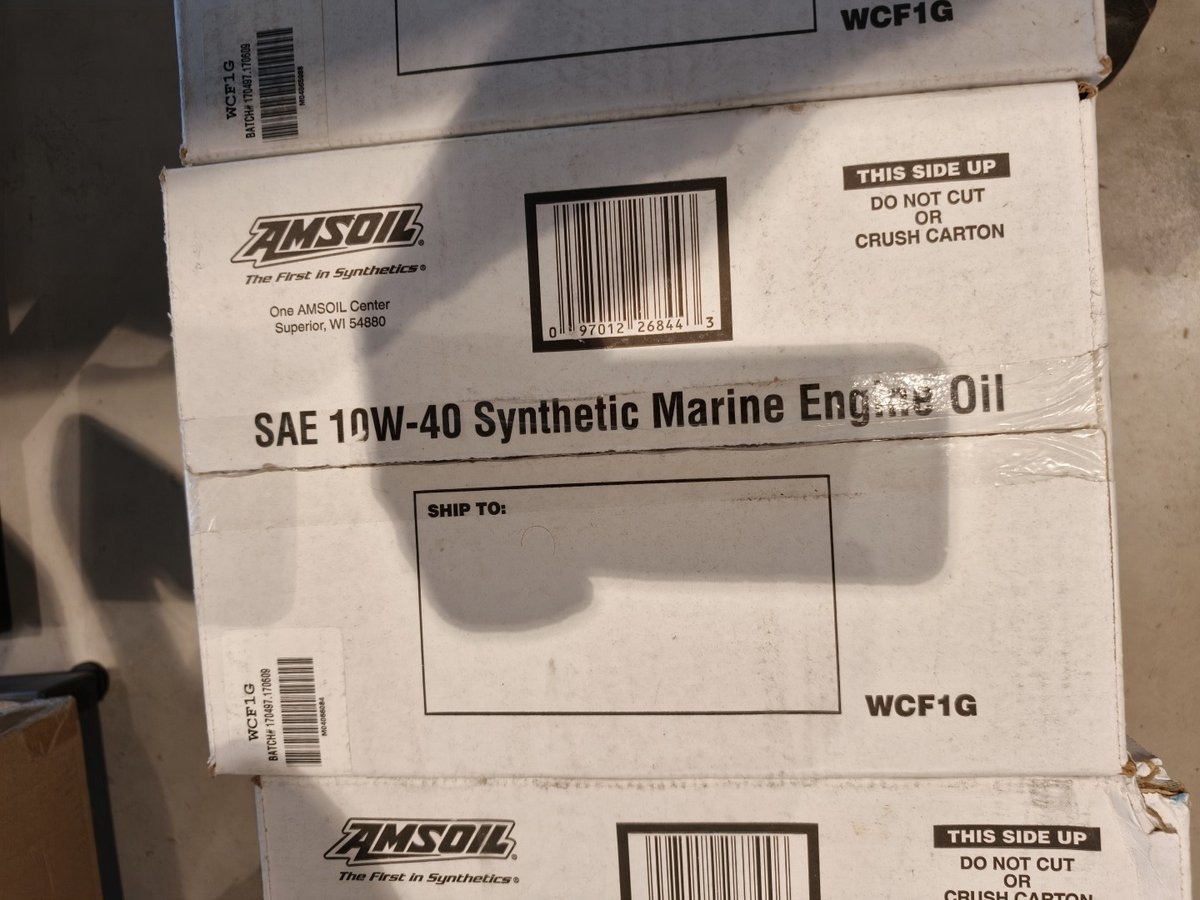 Venemoottorien öljyjä erä, Boat Store Finland Oy konkurssipesä