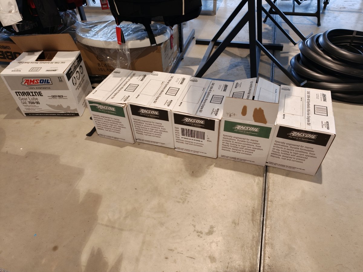 Venemoottorien öljyjä erä, Boat Store Finland Oy konkurssipesä