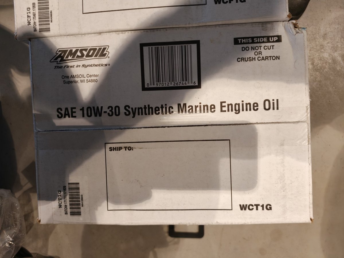 Venemoottorien öljyjä erä, Boat Store Finland Oy konkurssipesä