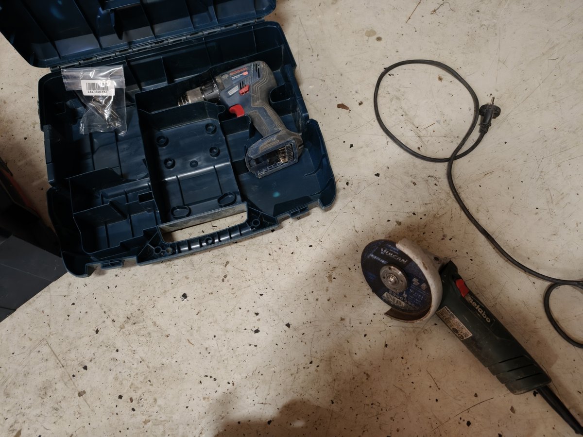 Moottorisaha, Bosch akkukoneita 4kpl, Senco naulain, Metabo hiomakone, Savon Purkutyö Oy konkurssipesä