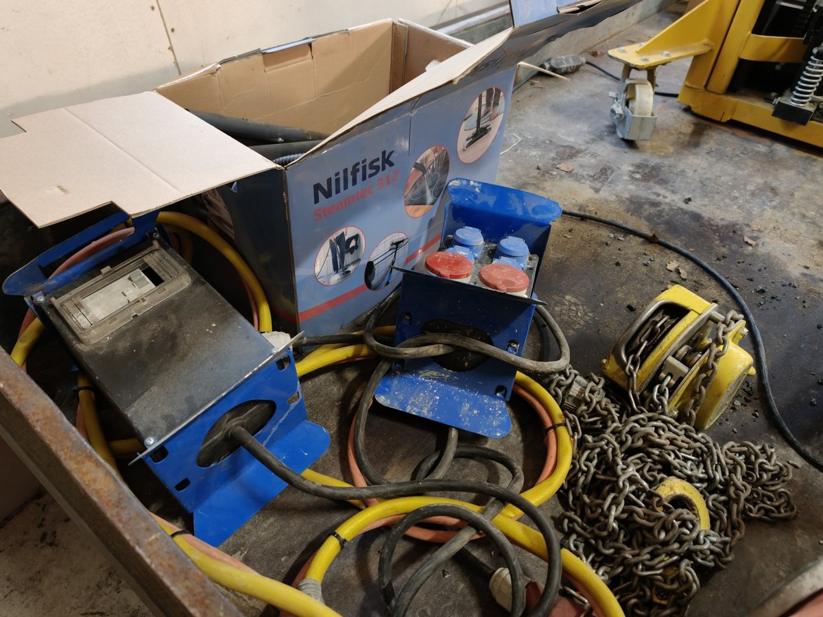 Bosch piikkauskone, ketjutaljoja, työmaakeskukset, letkukela, Nilfisk höyrypuhdistin, Savon Purkutyö Oy konkurssipesä
