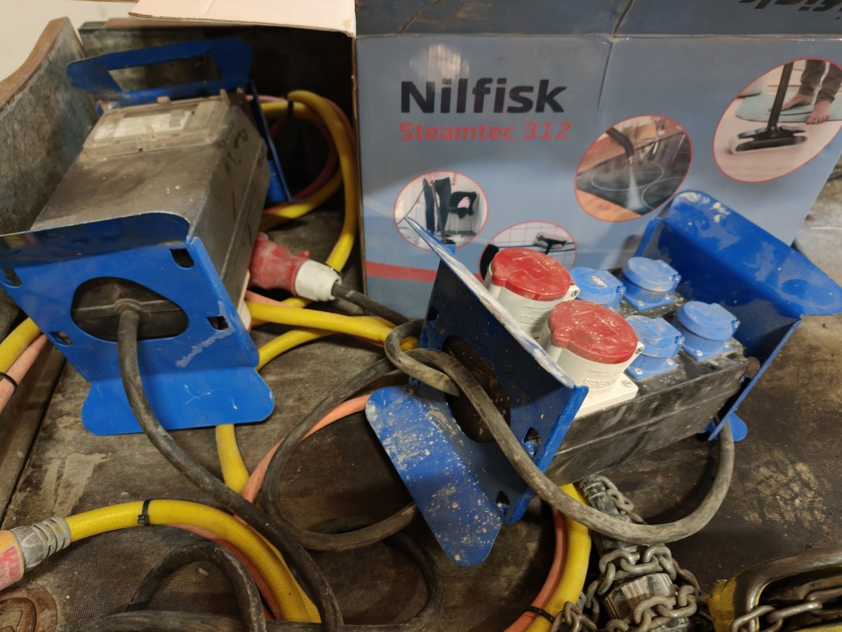 Bosch piikkauskone, ketjutaljoja, työmaakeskukset, letkukela, Nilfisk höyrypuhdistin, Savon Purkutyö Oy konkurssipesä