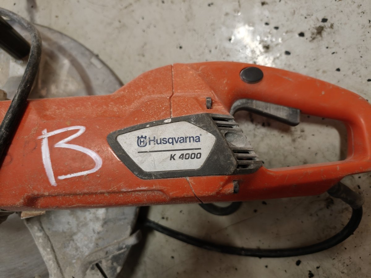 Husqvarna paalusahat 2 kpl, 2 kpl suodattimia, Milwaukee piikkauskone, Savon Purkutyö Oy konkurssipesä