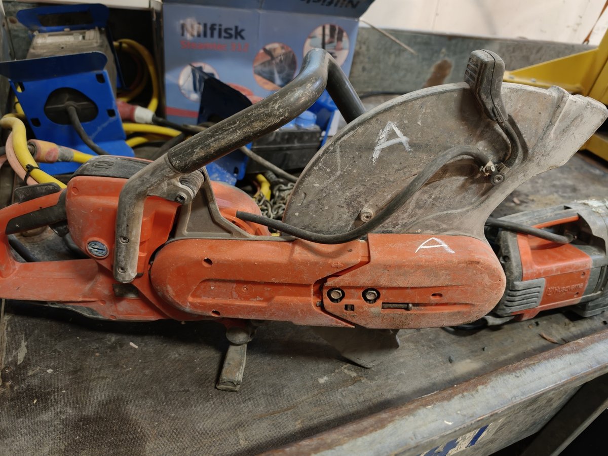 Husqvarna paalusahat 2 kpl, 2 kpl suodattimia, Milwaukee piikkauskone, Savon Purkutyö Oy konkurssipesä