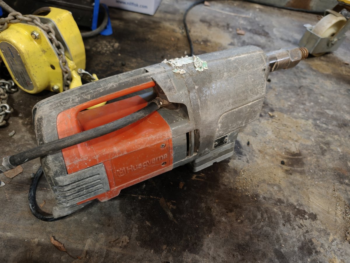 Husqvarna timanttisaha jalalla, Hilti imuri ja erä timanttiporaputkia, Savon Purkutyö Oy konkurssipesä