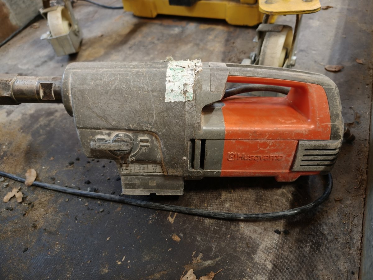 Husqvarna timanttisaha jalalla, Hilti imuri ja erä timanttiporaputkia, Savon Purkutyö Oy konkurssipesä