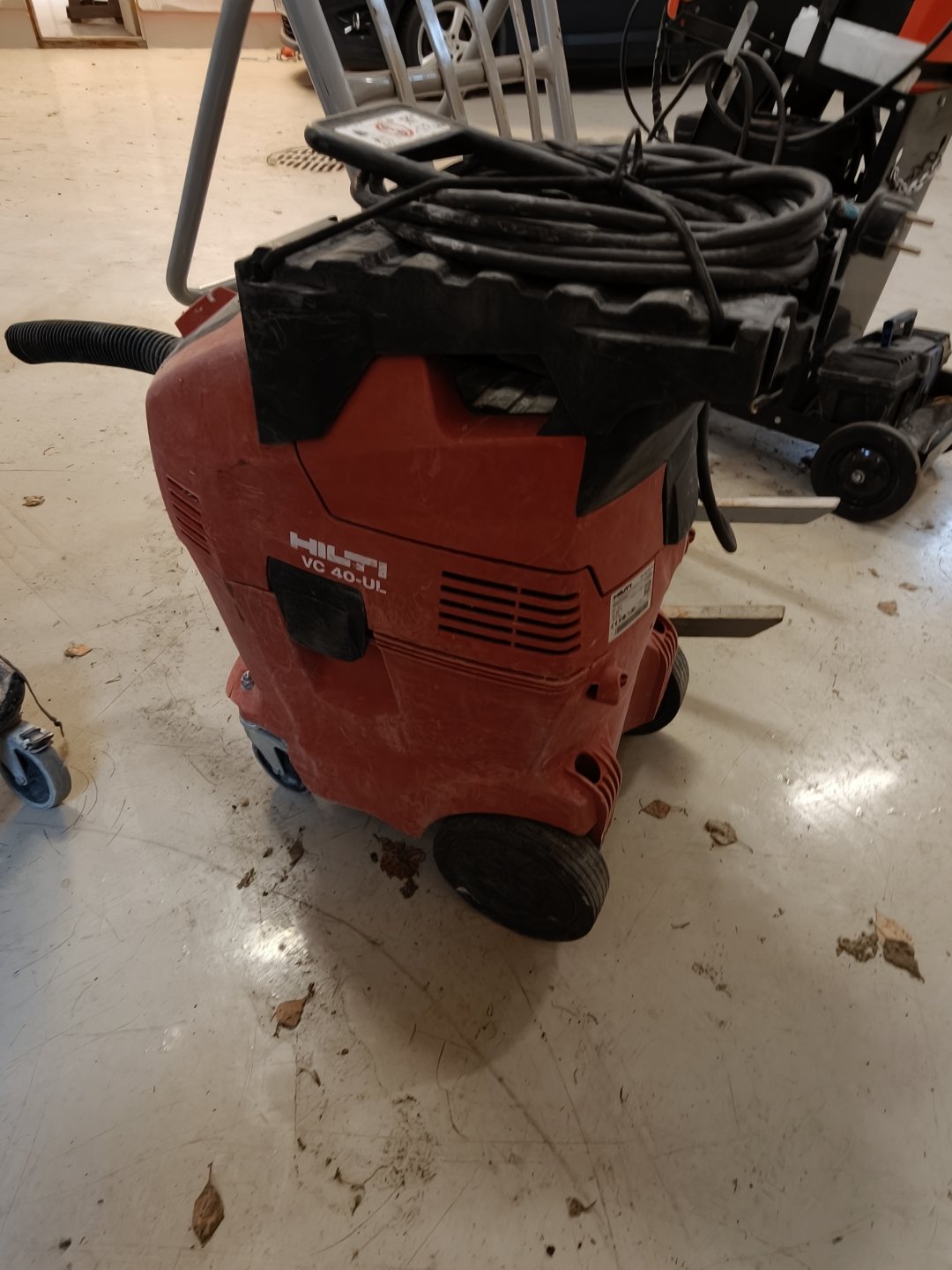 Husqvarna timanttisaha jalalla, Hilti imuri ja erä timanttiporaputkia, Savon Purkutyö Oy konkurssipesä