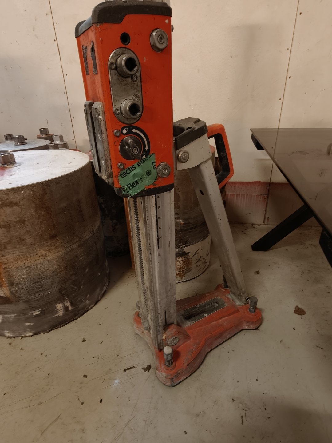 Husqvarna timanttisaha jalalla, Hilti imuri ja erä timanttiporaputkia, Savon Purkutyö Oy konkurssipesä