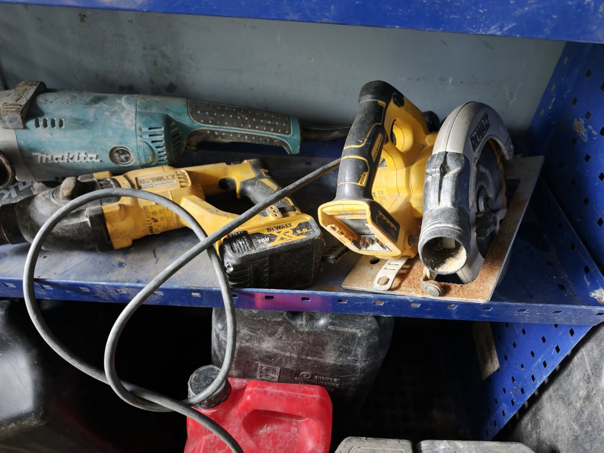 Erä erilaisia työkaluja, Dewalt ja Milwaukee, Salaiset Ojat Oy konkurssipesä