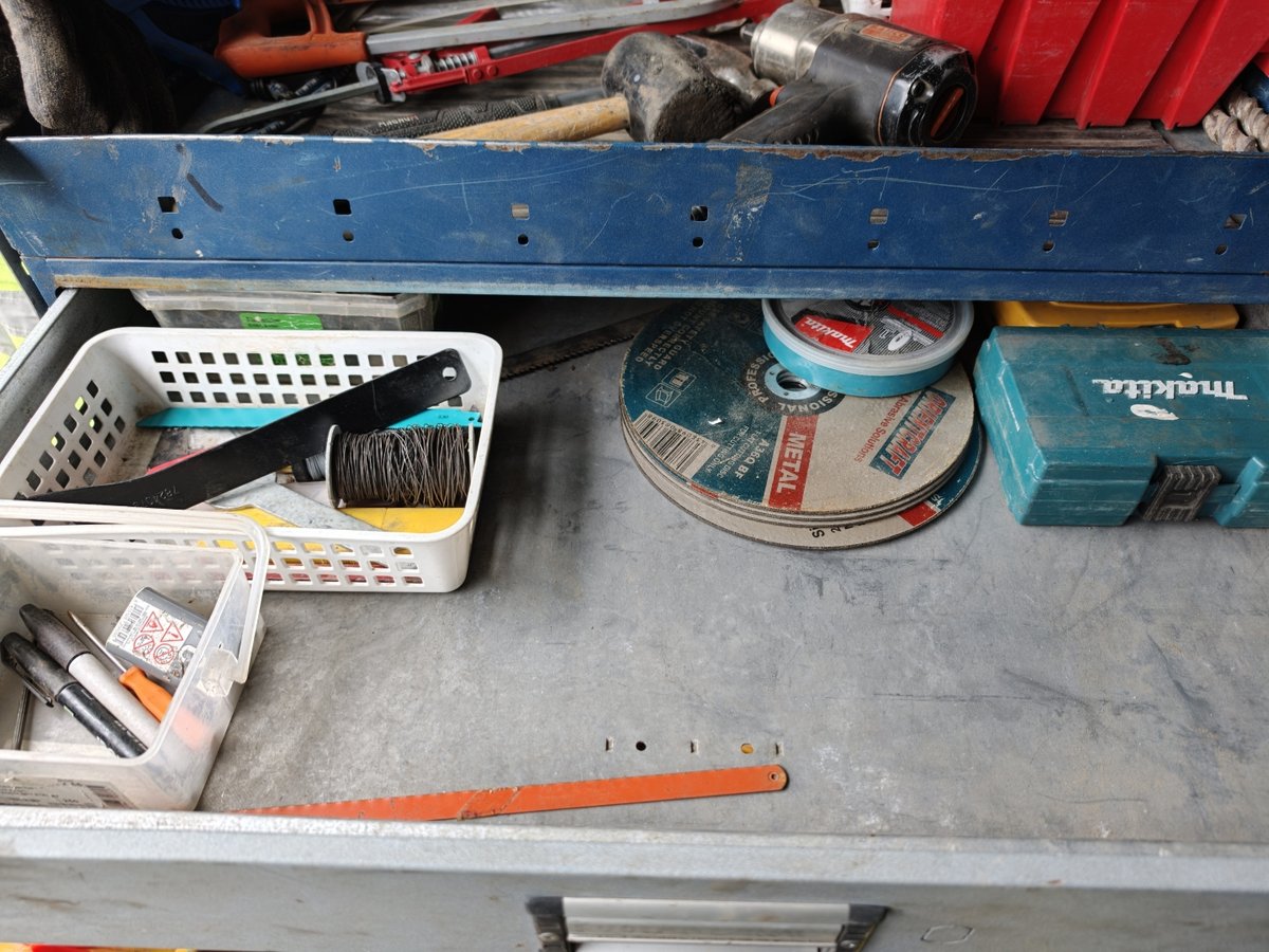 Erä erilaisia työkaluja, Dewalt ja Milwaukee, Salaiset Ojat Oy konkurssipesä