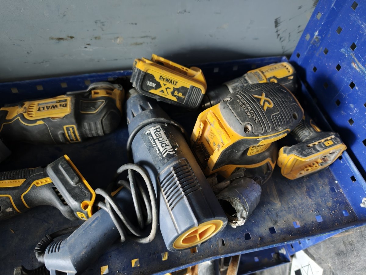 Erä erilaisia työkaluja, Dewalt ja Milwaukee, Salaiset Ojat Oy konkurssipesä
