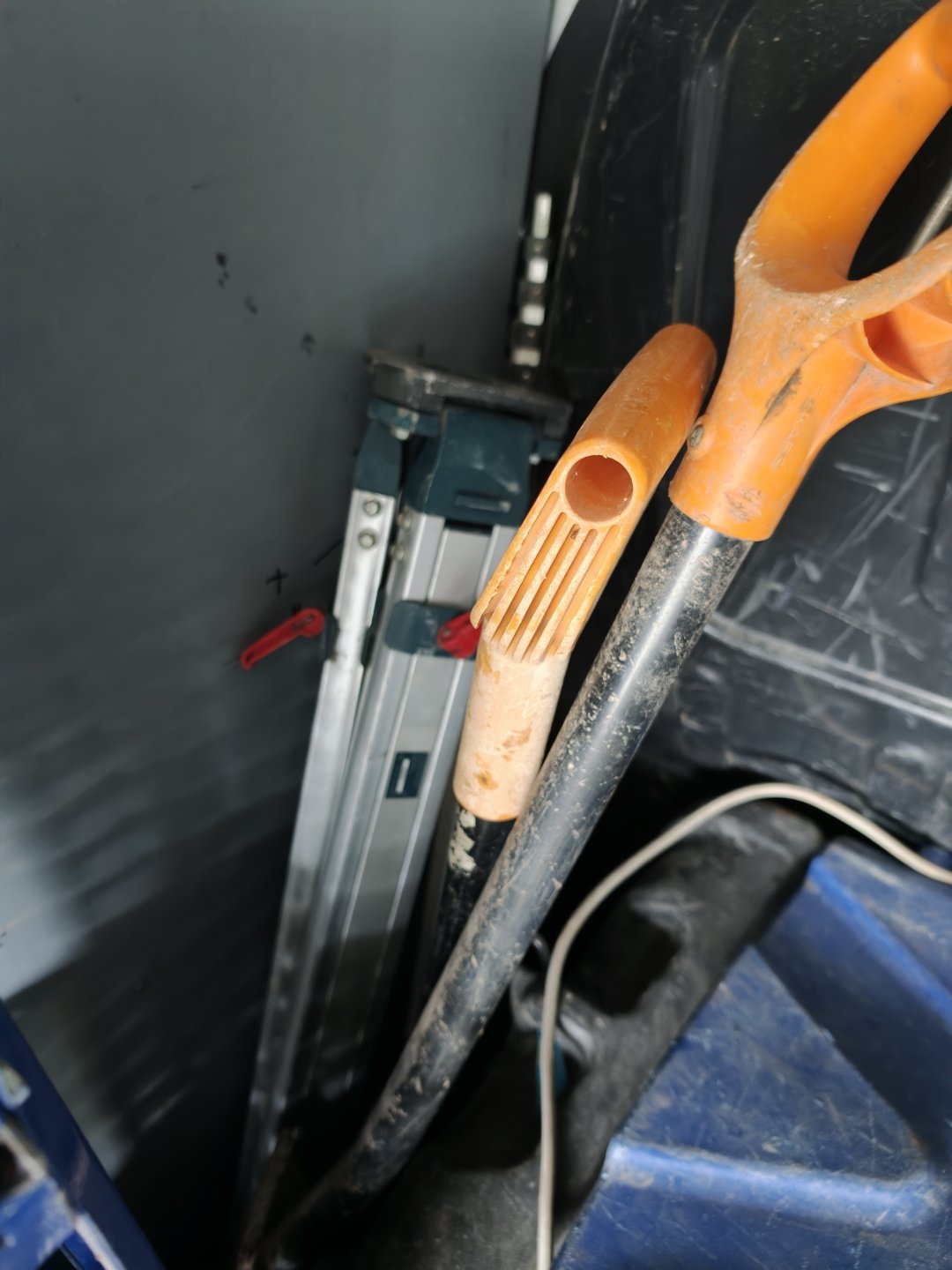 Erä erilaisia työkaluja, Dewalt ja Milwaukee, Salaiset Ojat Oy konkurssipesä
