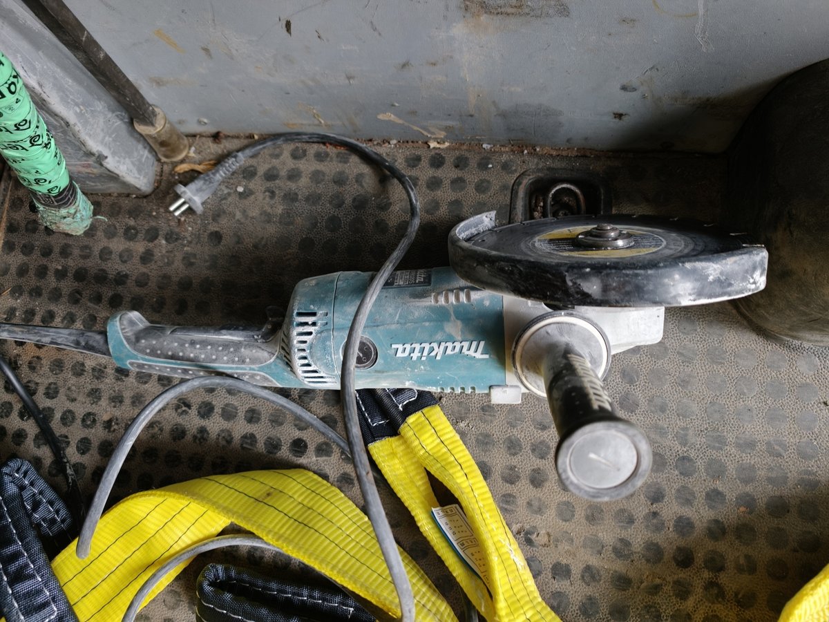 Erä erilaisia työkaluja, Dewalt ja Milwaukee, Salaiset Ojat Oy konkurssipesä