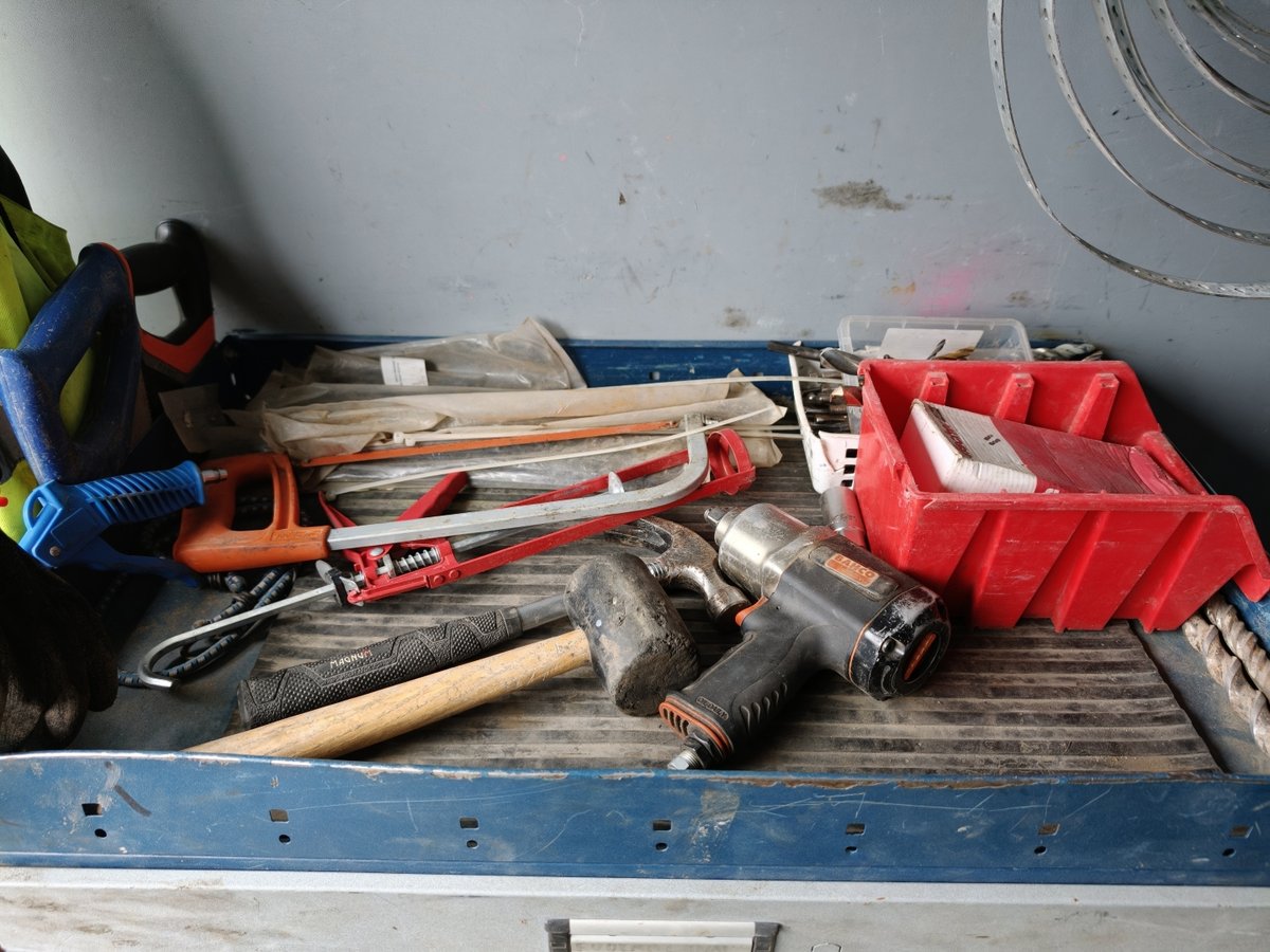 Erä erilaisia työkaluja, Dewalt ja Milwaukee, Salaiset Ojat Oy konkurssipesä